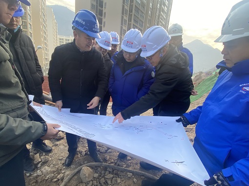 绵九公司副总经理张倪督导G544双九路改建工程.jpg
