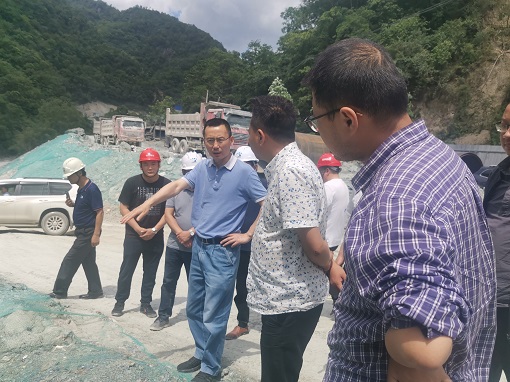 绵九公司党委书记、董事长曾杰督导九绵高速平通段及清九路代建项目环保安全工作.jpg