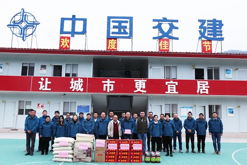 绵九公司纪委书记杨建生一行慰问九绵高速LJ22合同段.jpg