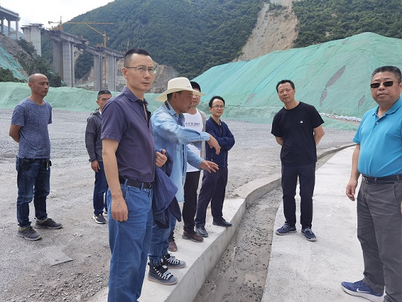 川高公司党委书记、董事长何刚赴九绵高速公路检查生态环保工作-2.jpg