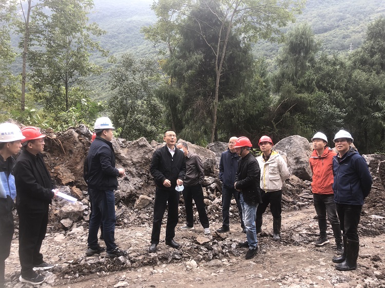 绵九公司董事长曾杰现场督导九绵高速LJ30合同段施工建设.jpg
