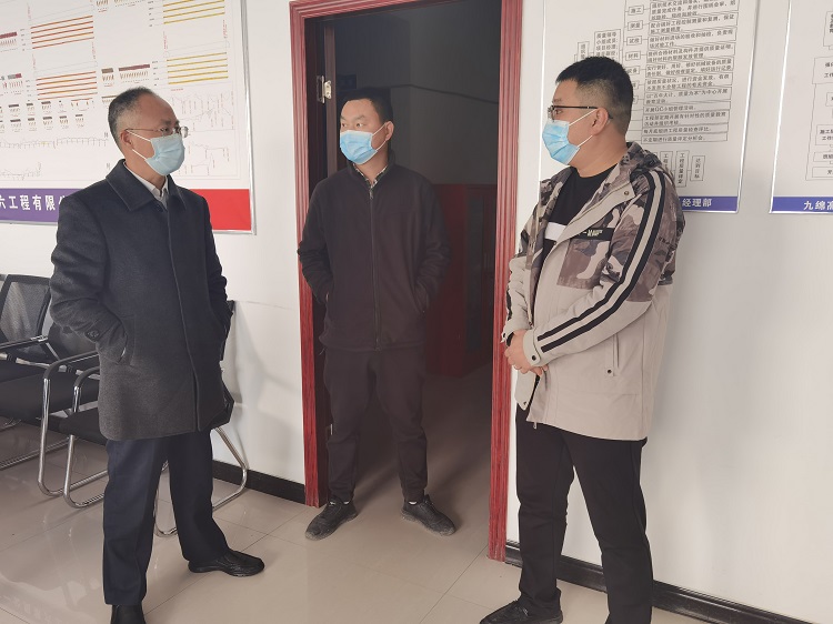 绵九公司副总经理袁晓斌检查LJ31合同段疫情防控工作.jpg