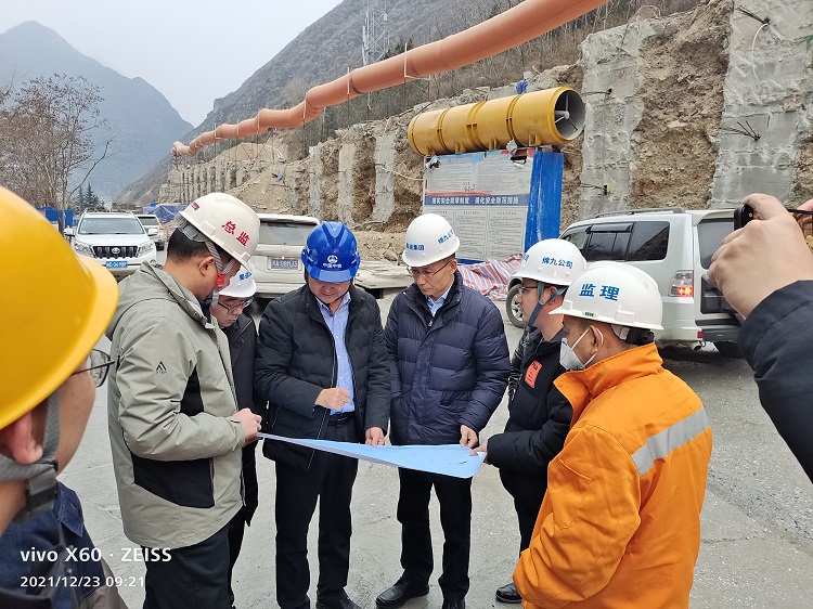 绵九公司党委书记、董事长曾杰带队督导G544线双九路建设工作.jpg