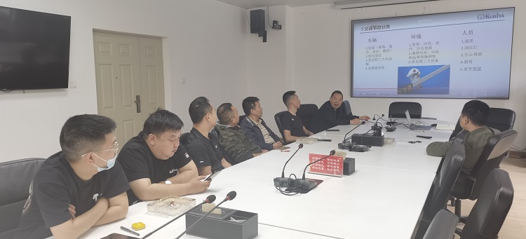 绵九公司召开车辆驾驶员安全培训会.jpg