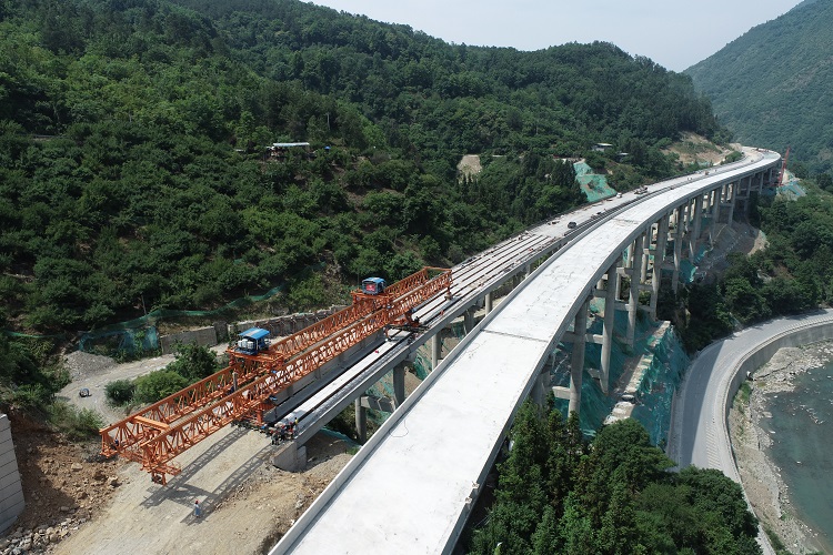 九绵高速公路LJ28合同段老官山特大桥双幅顺利贯通2.JPG