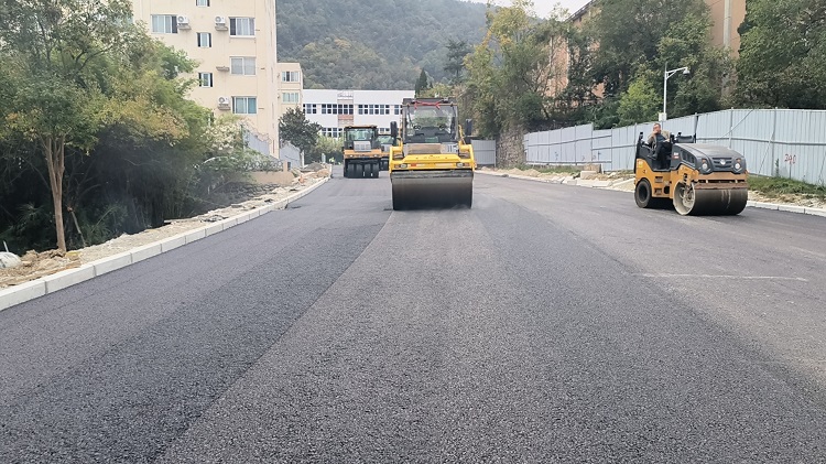下面层摊铺1.jpg
