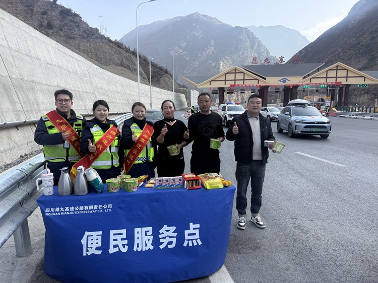 春节坚守保畅一线 温情守护平安归途