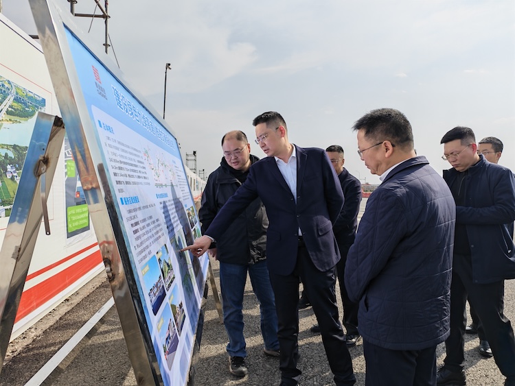 省交通运输厅党组成员、副厅长调研九绵高速李白故里服务区