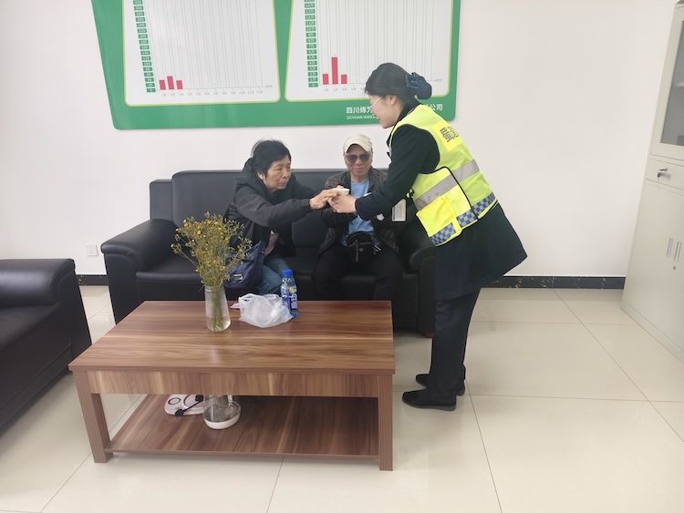 绵九公司药丛山收费站暖心救助患病游客